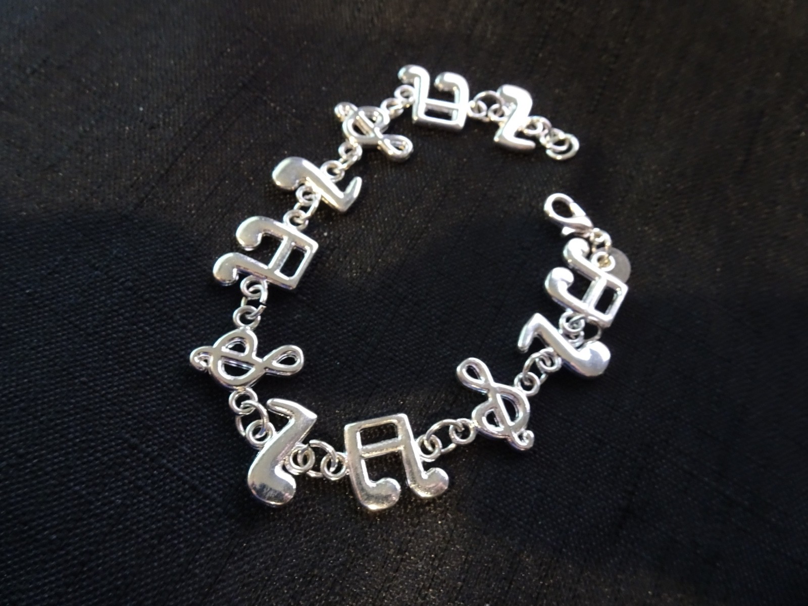 # 484–MUSICL NOTES STERLING SILVER CHARM BRACELET–925–VERY NICE