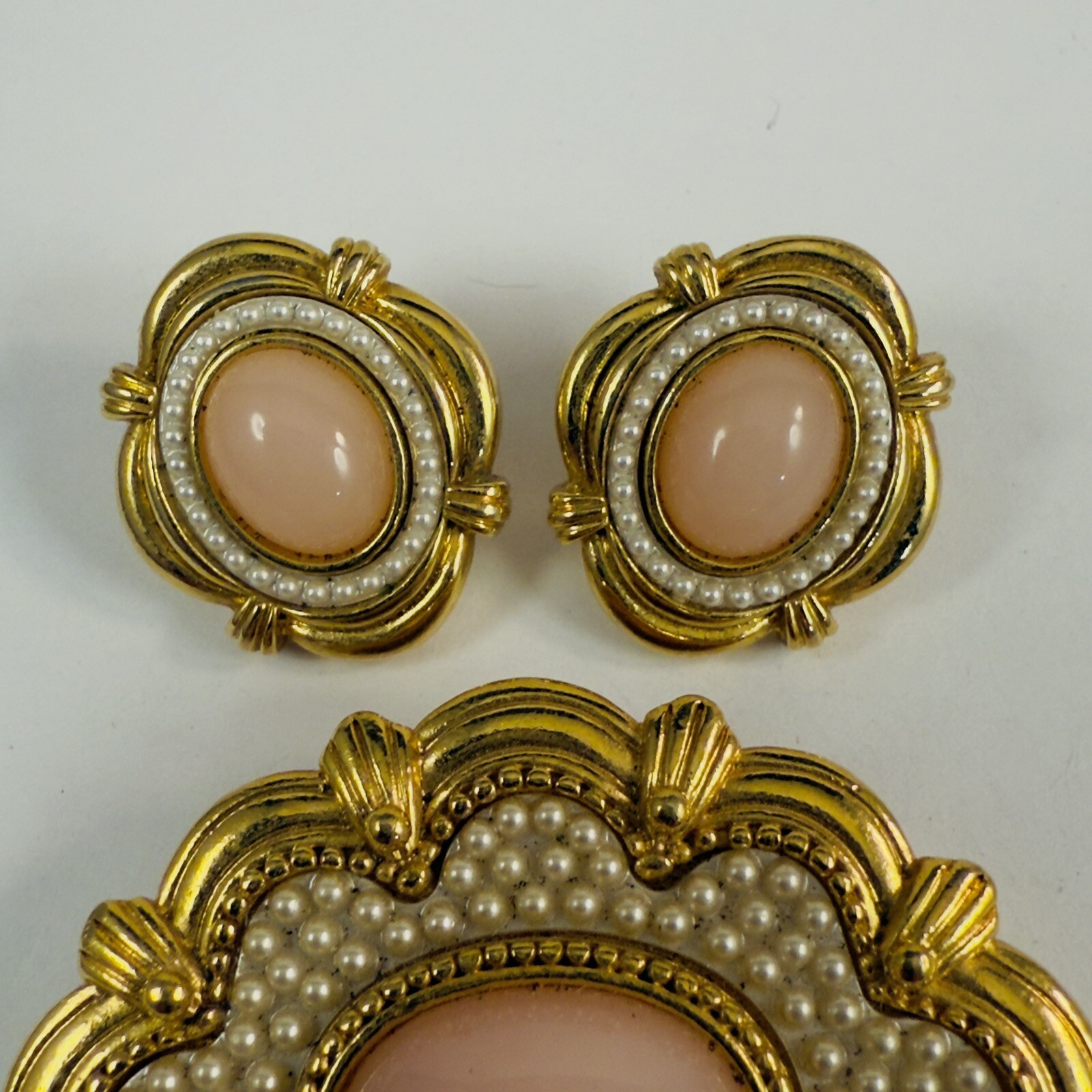 VTG AVON Faux Pearl Pink Lucite Cabochon Gold Tone Brooch & Pierced Earring Set