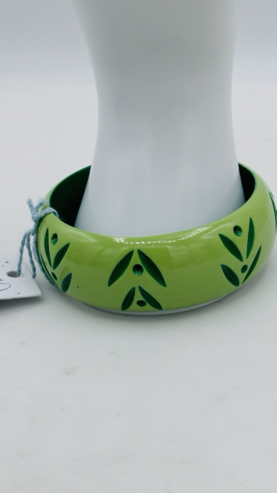 Splendette Wide Spring Carved Duchess Bangle Lime Green Leaves Fakelite Large 3”
