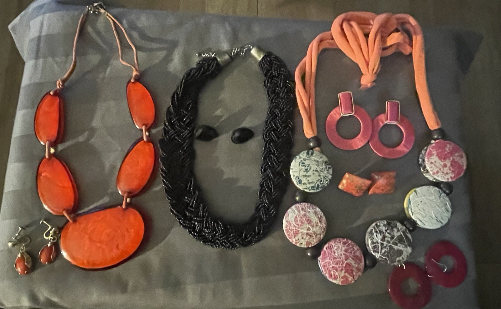 COSTUME JEWELRY LOT 1
