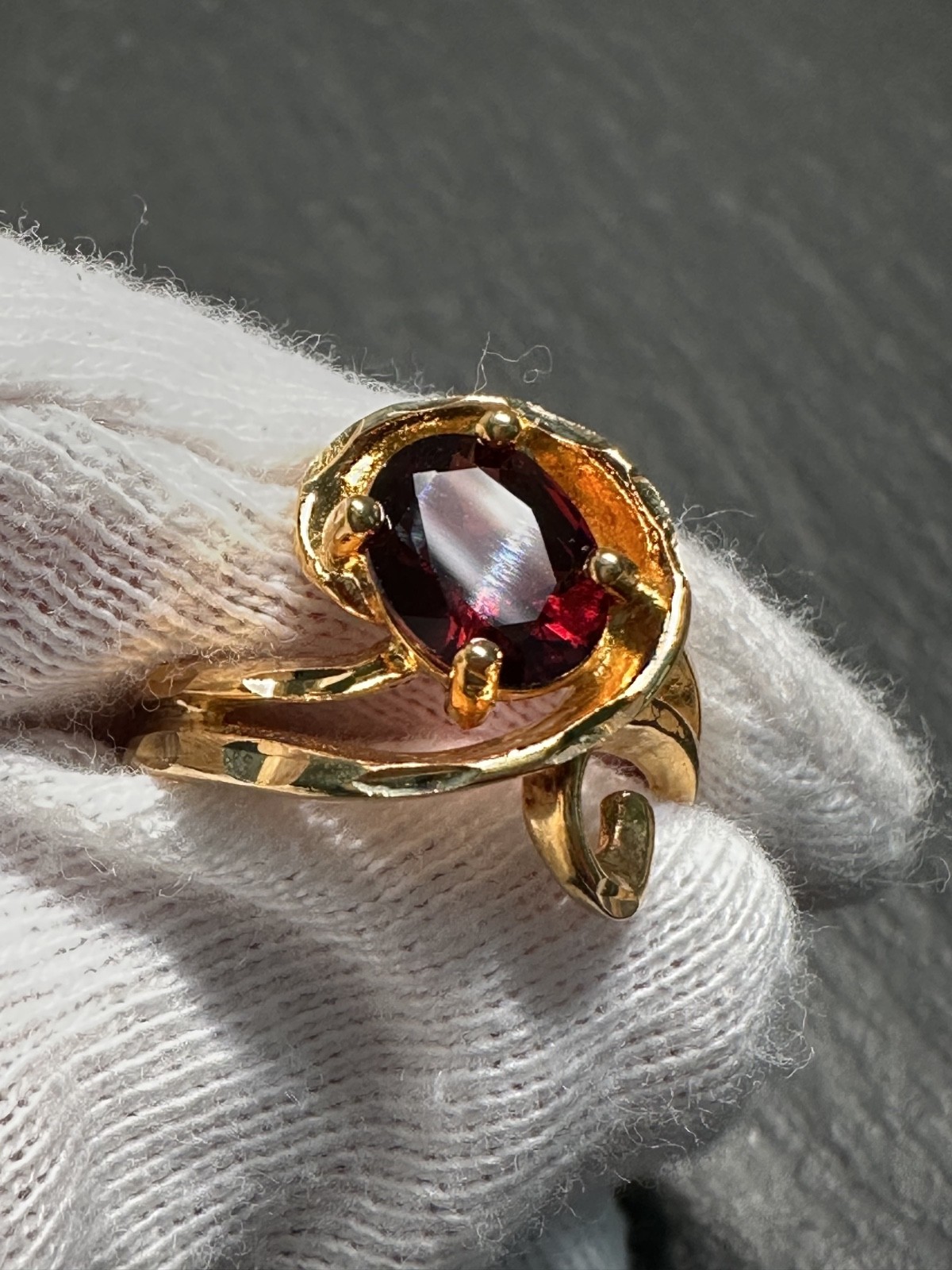 GOLD TONE & OVAL RED ACCENT SCROLL RING SIZE 7.5 H620