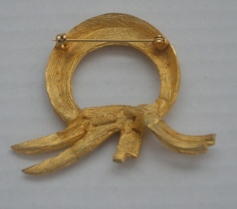VTG Goldtone Brooch Shaped Like a Ribbon with a Knot. Safety Clasp. Initials AN