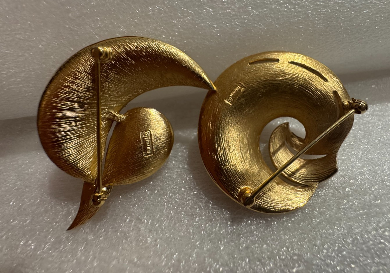 Lot 2 Crown Trifari Brushed Gold Tone Brooch Brooches Swirl Ribbon Modernist Vtg