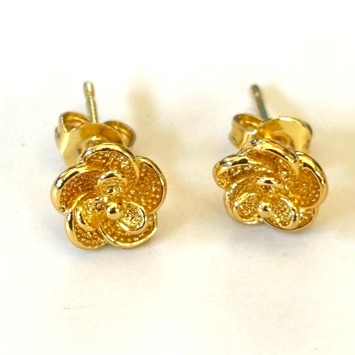 VTG Flower Gold-plated? (NOT SURE) Gold Tone Stud Earrings marked ‘999’, 8×8 mm