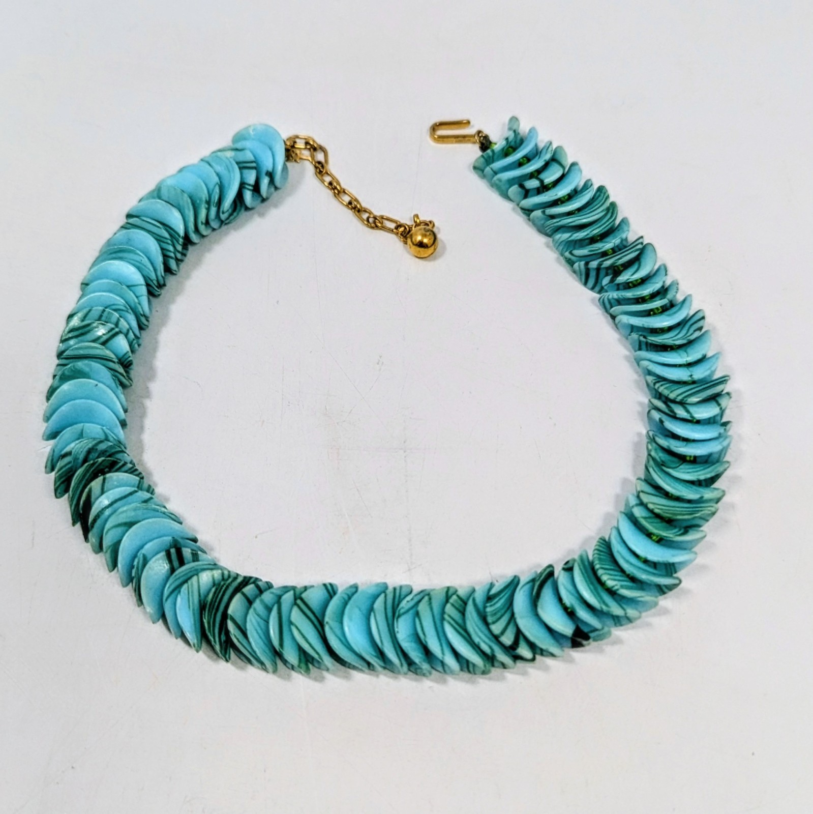 Vintage Trifari Turquoise Marbled Lucite Wavy Ruffle Choker Necklace 15-17″