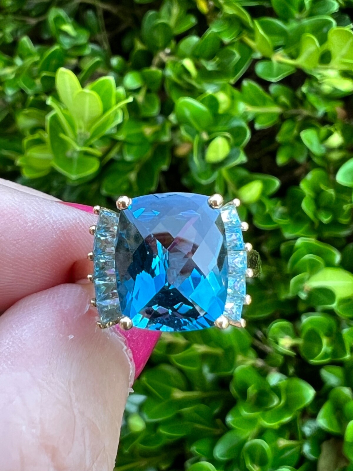 VINTAGE 14K GOLD FACETED DEEP TEAL LONDON BLUE AND LIGHT SWISS BLUE TOPAZ RING