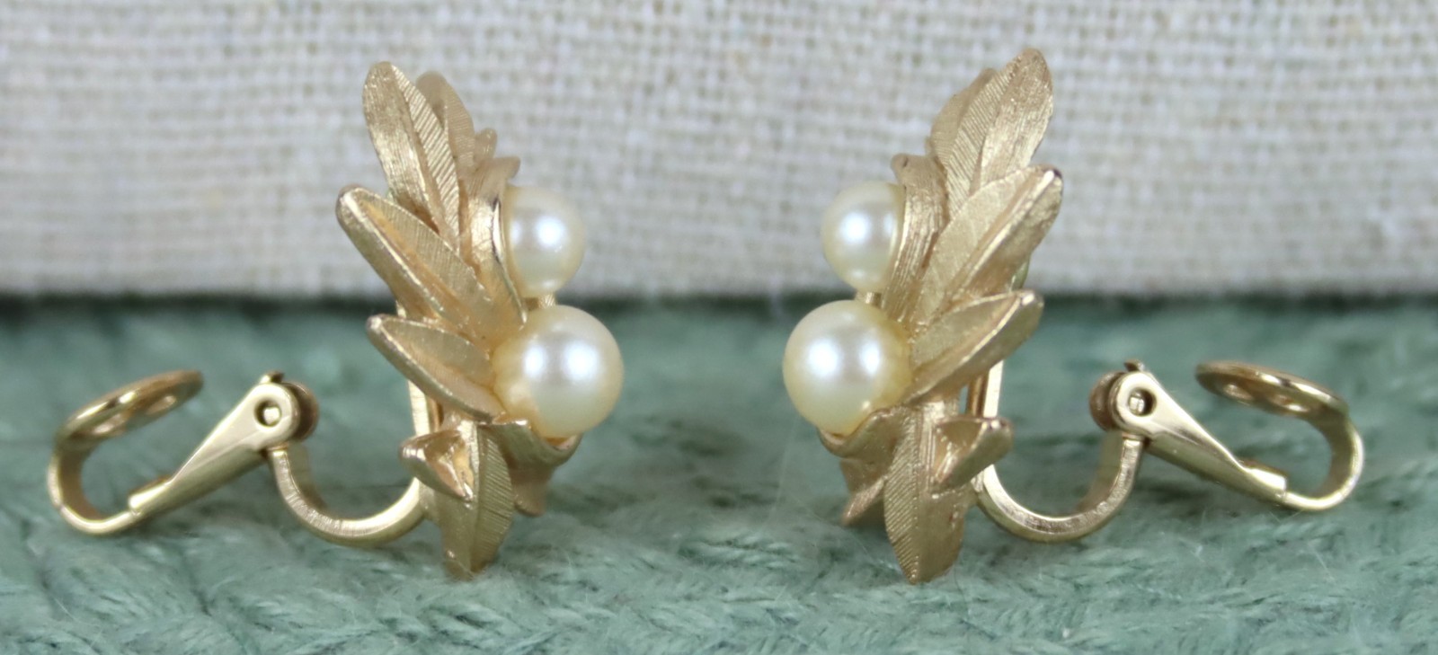 Vintage 1971 Avon Evening Creation Faux Pearl & Gold Tone Clip Earrings