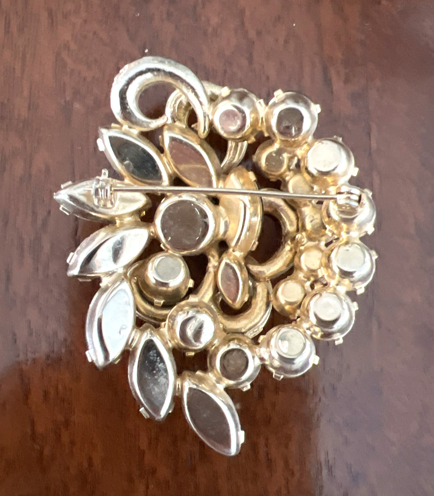 VINTAGE GREEN RHINESTONE FLOWER SWIRL BROOCH 2 1/2″ x 2″