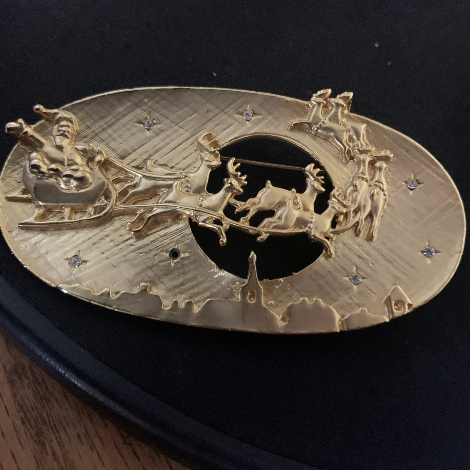 Vintage/Collectible Gold-tone Oval Santa’s Sleigh and Reinder Xmas Pin or Brooch