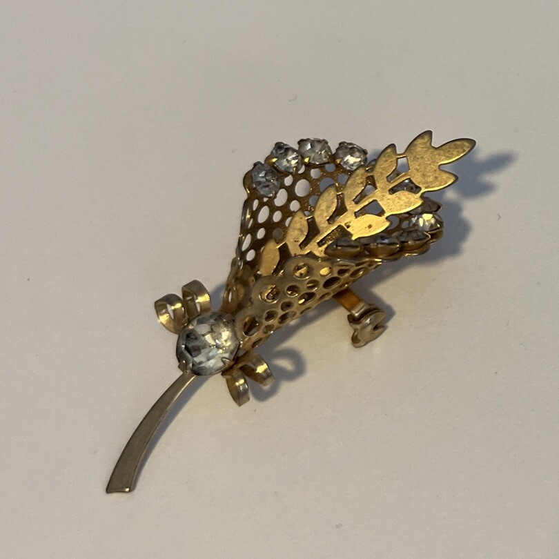 Vintage Retro Unsigned Rhinestone Flower Bouquet Gold Tone 3D Pin Brooch 2.25”