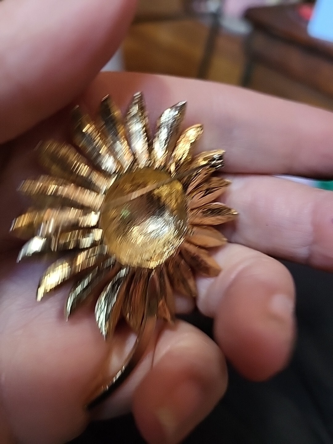 VINTAGE ZENTALL GOLD TONE TEXTURED DAISY FLOWER PIN BROOCH Enamel Retro