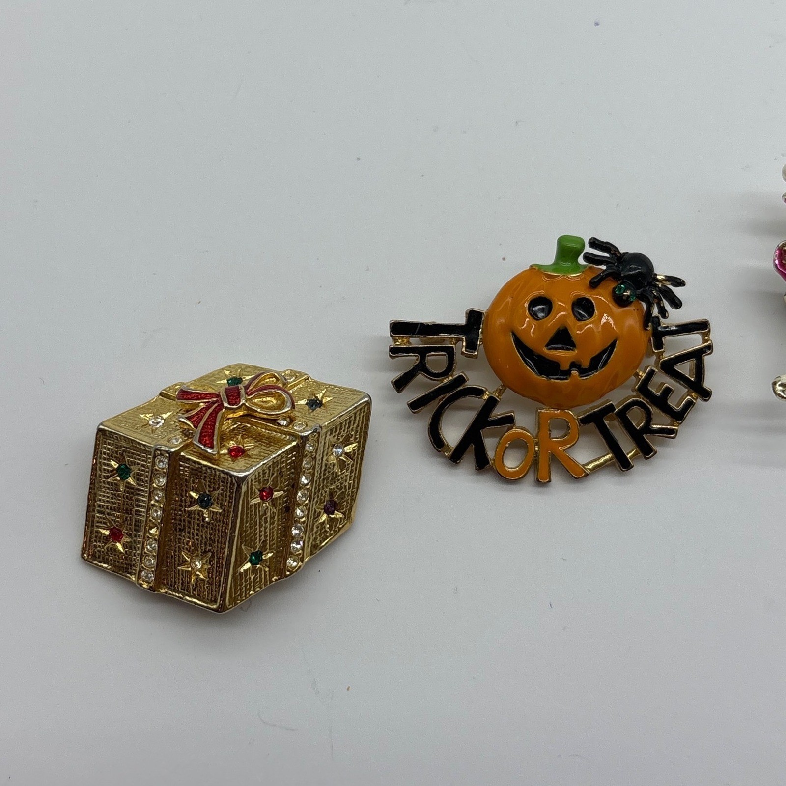 Vintage Holiday Brooch Lot 5pc Christmas Tree Pumpkin Bell Skater Gift Box J43