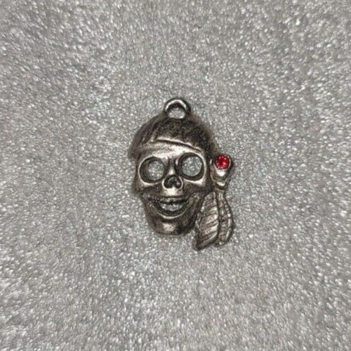 PIRATE SKULL W/ RED GEM VINTAGE METAL PEWTER JEWELRY CHARM PENDANT 1″ 1990s GOTH