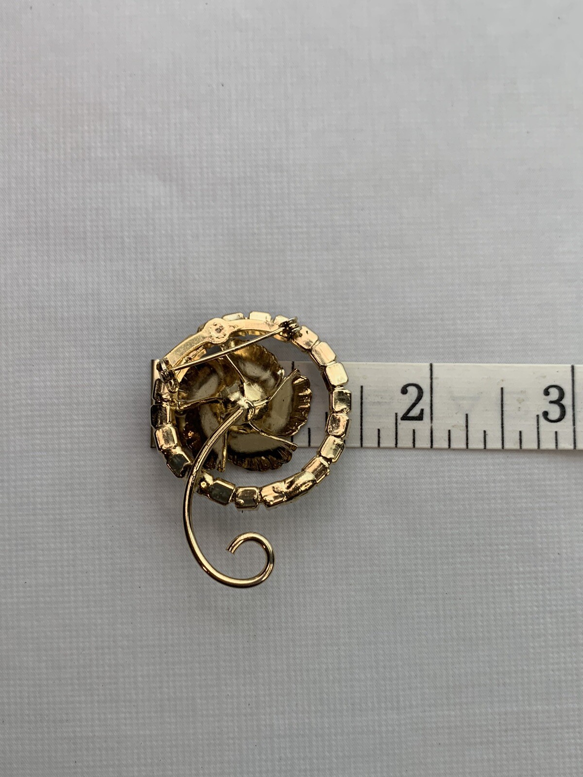 Beautiful vintage brooch With gold tone Brown Rhinestones Prong Set A4