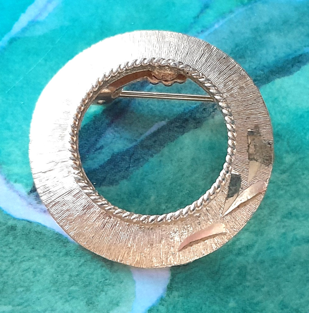 Vintage 1960’s MAMSELLE Signed Gold-Tone Metal 1.25″ Wreath Circle Pin/Brooch