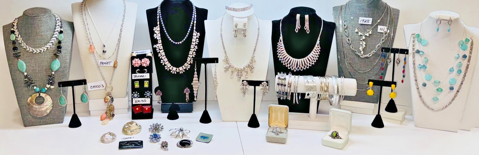 NICE! HUGE ALL SILVERTONE VINTAGE JEWELRY LOT-50 PC-MONET-CHICOS-WEISS-TRIFARI++