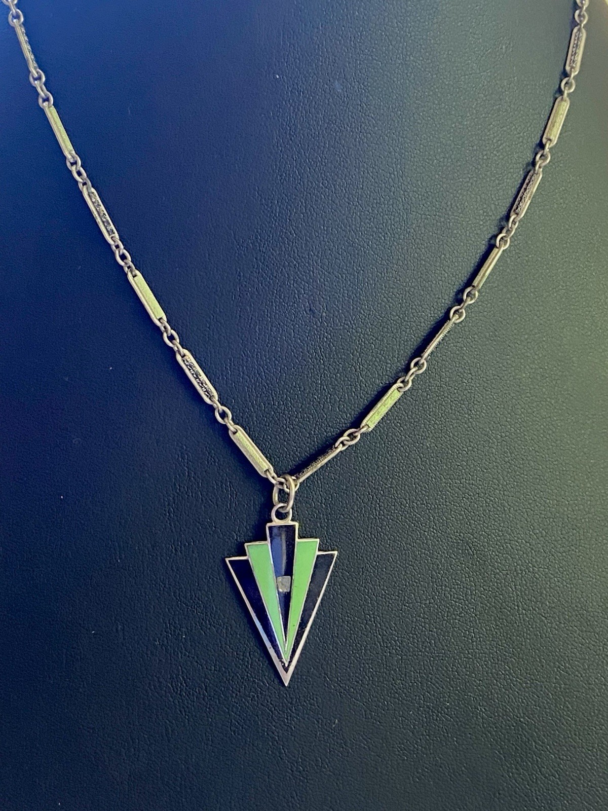 RARE JAKOB BENGAL ART DECO GREEN BLACK GEOMETRIC ARROW ENAMEL PENDANT NECKLACE