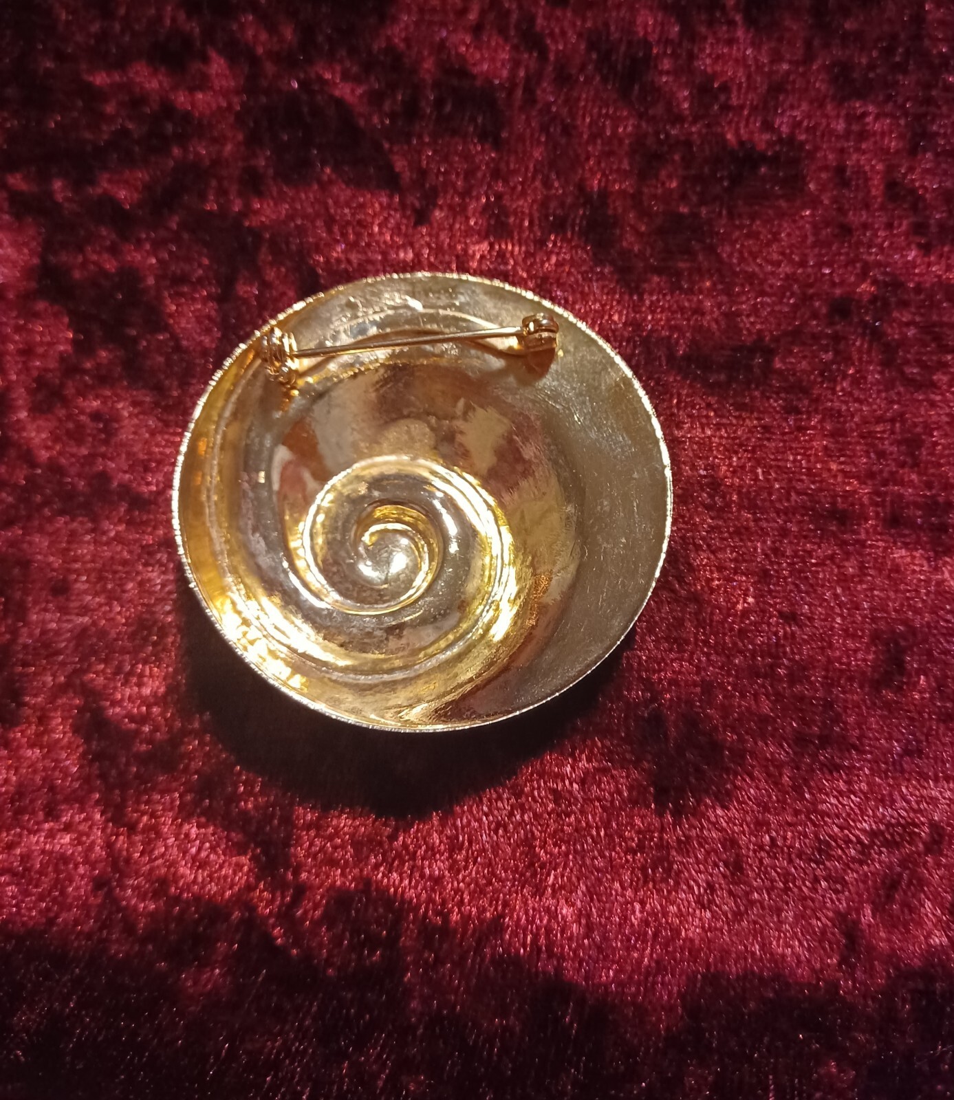 Vntg Gold Tone Shell Brooch Rhinestone Center Lightweight Round Diameter 1.75″