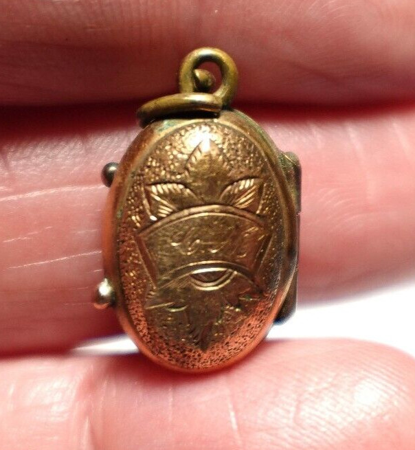 GOLD FILLED EGG LOCKET ANTIQUE INITIALS “CM” ENAMEL 12 X 18 MM 2.8 GM J-528