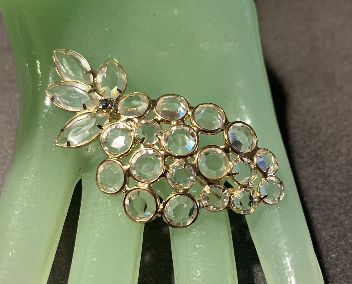 FABULOUS VINTAGE SEE THRU CRYSTALS BUNCH OF GRAPES PIN BROOCH GOLD TONE Prongset