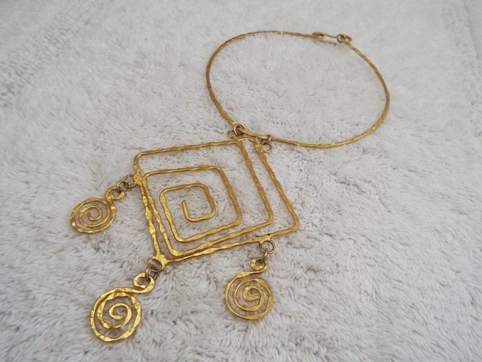 Hammered Goldtone Pendant Collar Necklace (J50)
