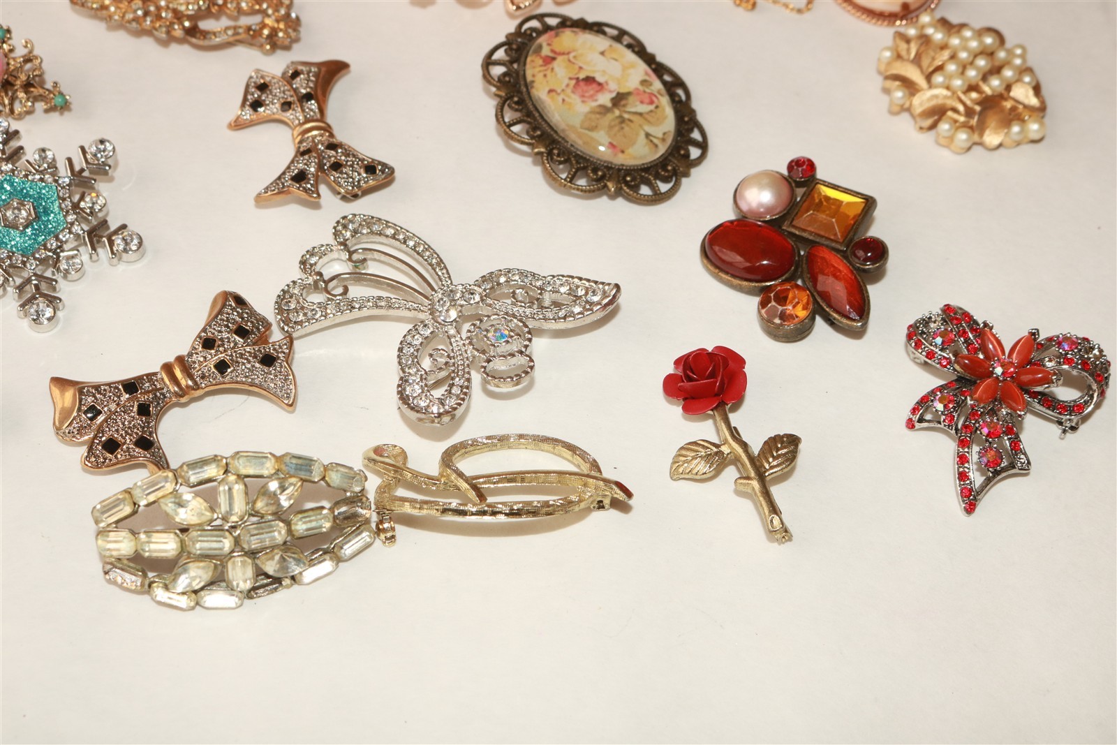 LOT OF 20 DIFFERENT VINTAGE TO MODERN BROOCHES PINS – Lot #8