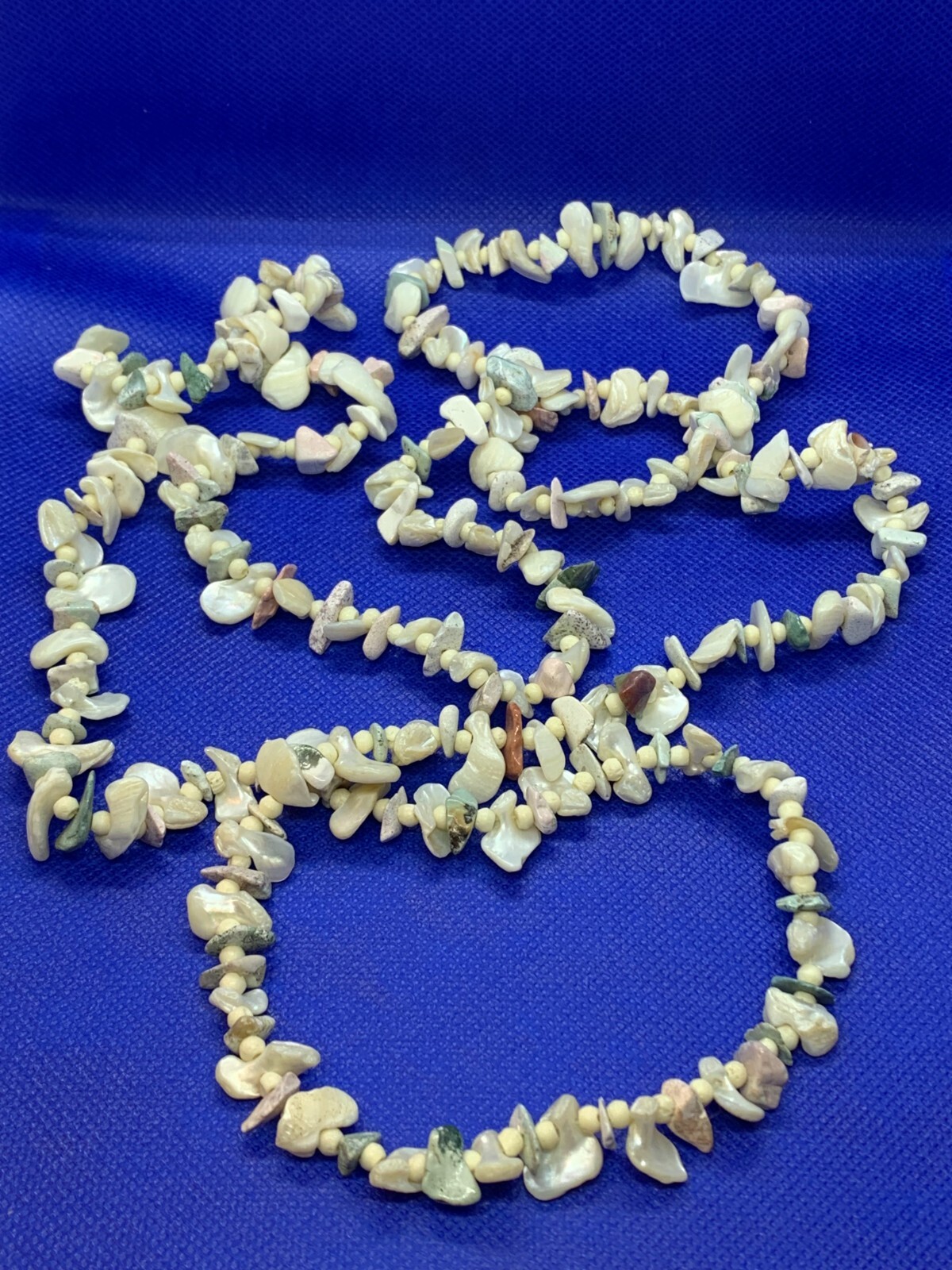 Vintage Women’s Mother-Of-Pearl Beaded Rock and Shell Strand Necklace