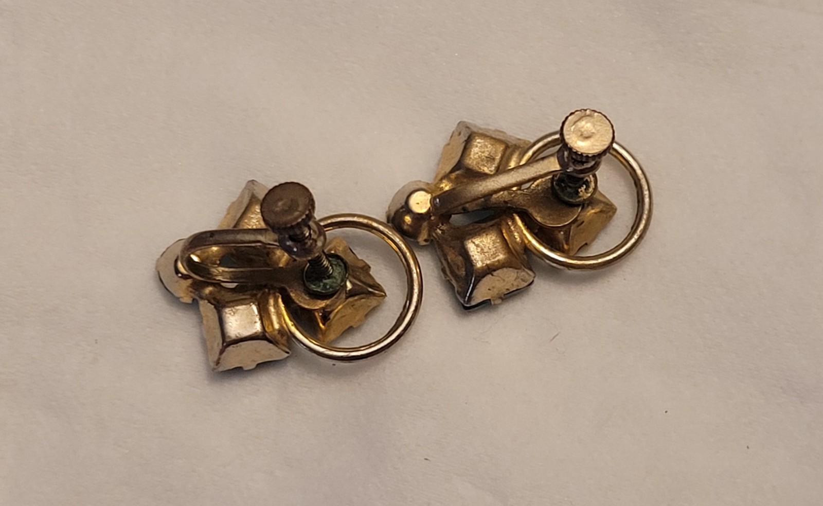 Vtg Pronged Blue Topaz Rhinestone Screw Back Earrings Gold Tone