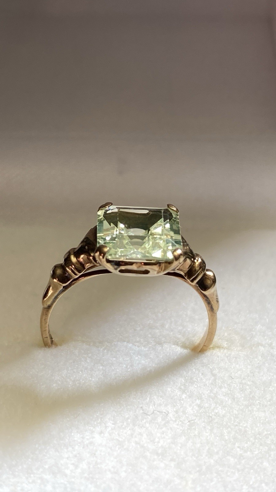 ANTIQUE 10K YELLOW GOLD URANIUM LIME GREEN SPINEL GEMSTONE RING size 6 ~ 1.7 g