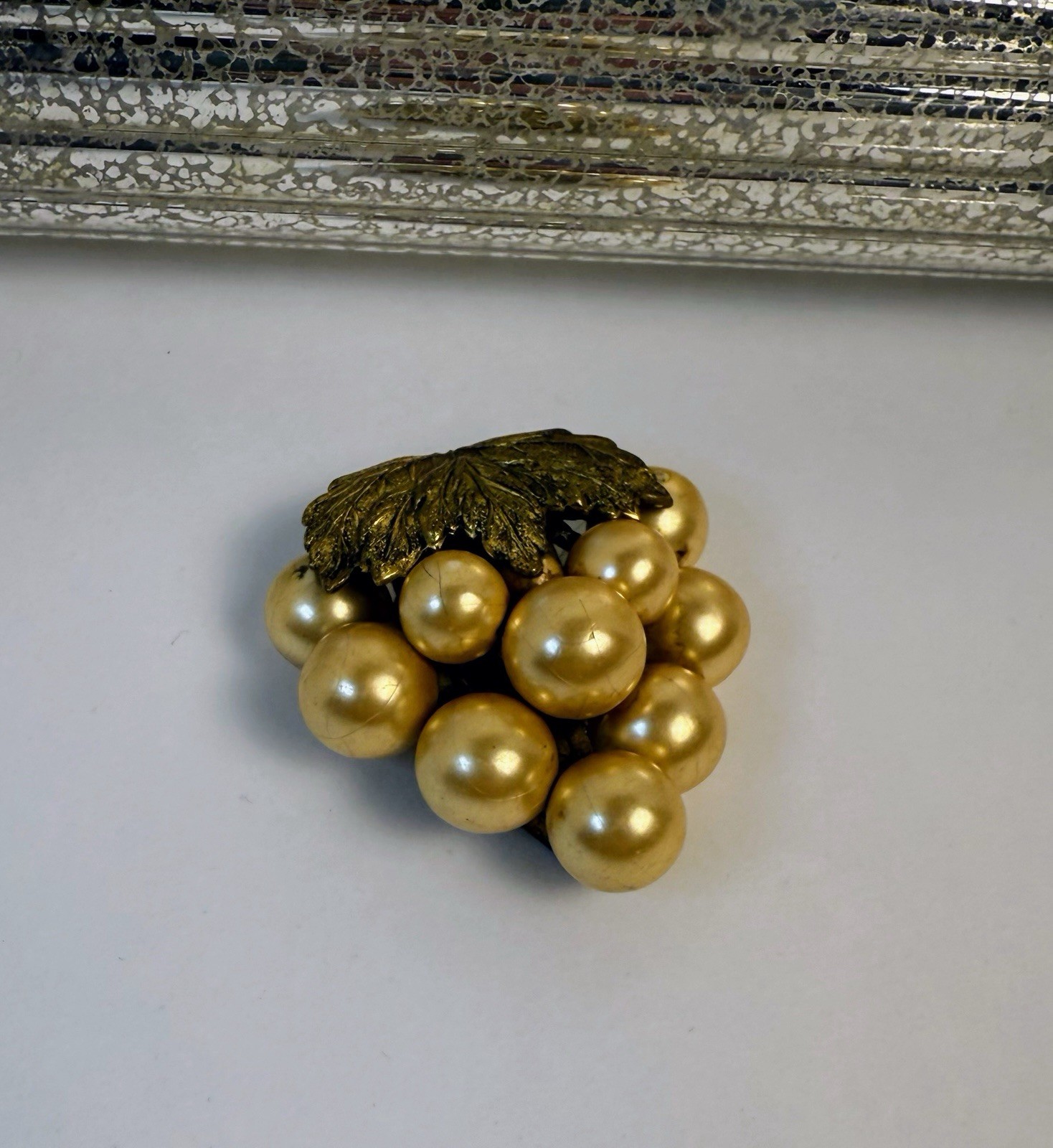 Vintage Gold Tone Bunch Of Grapes Dress Scarf Clip Collectible 2in 0092