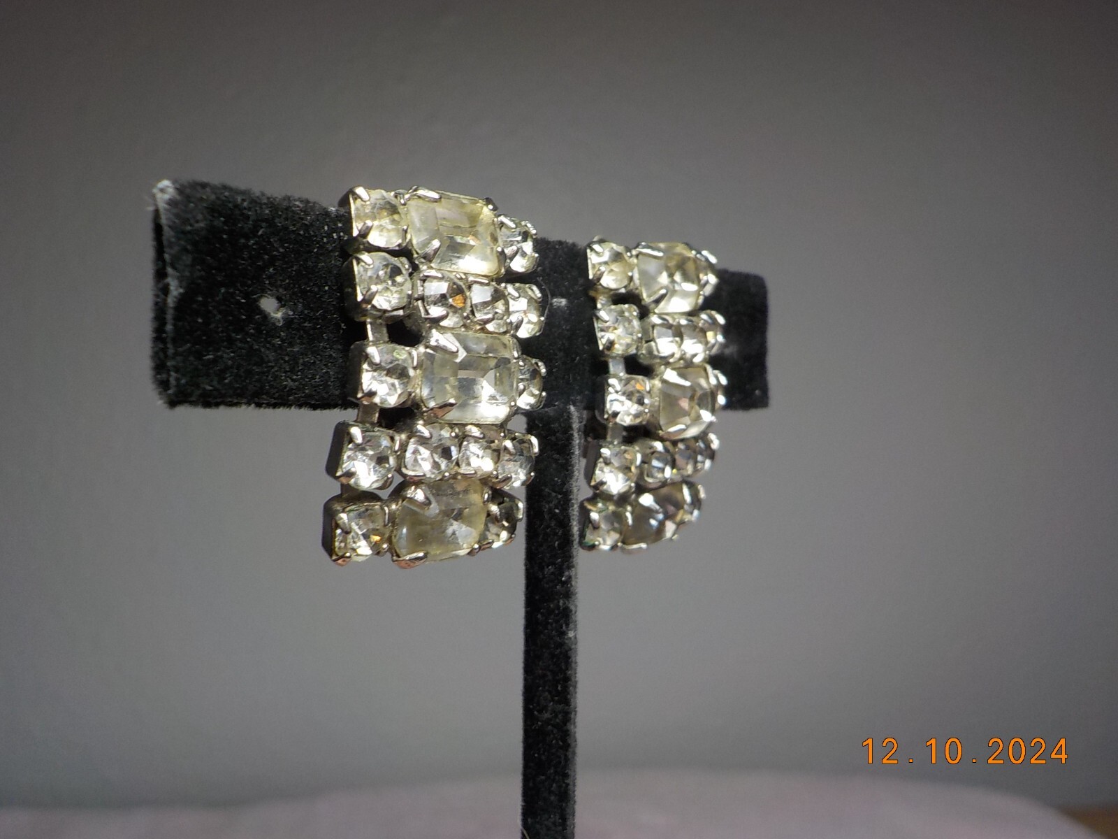 VINTAGE CLEAR RHINESTONE CLUSTER CLIP-ON EARRINGS W/EMERALD/ROUND CUT STONES