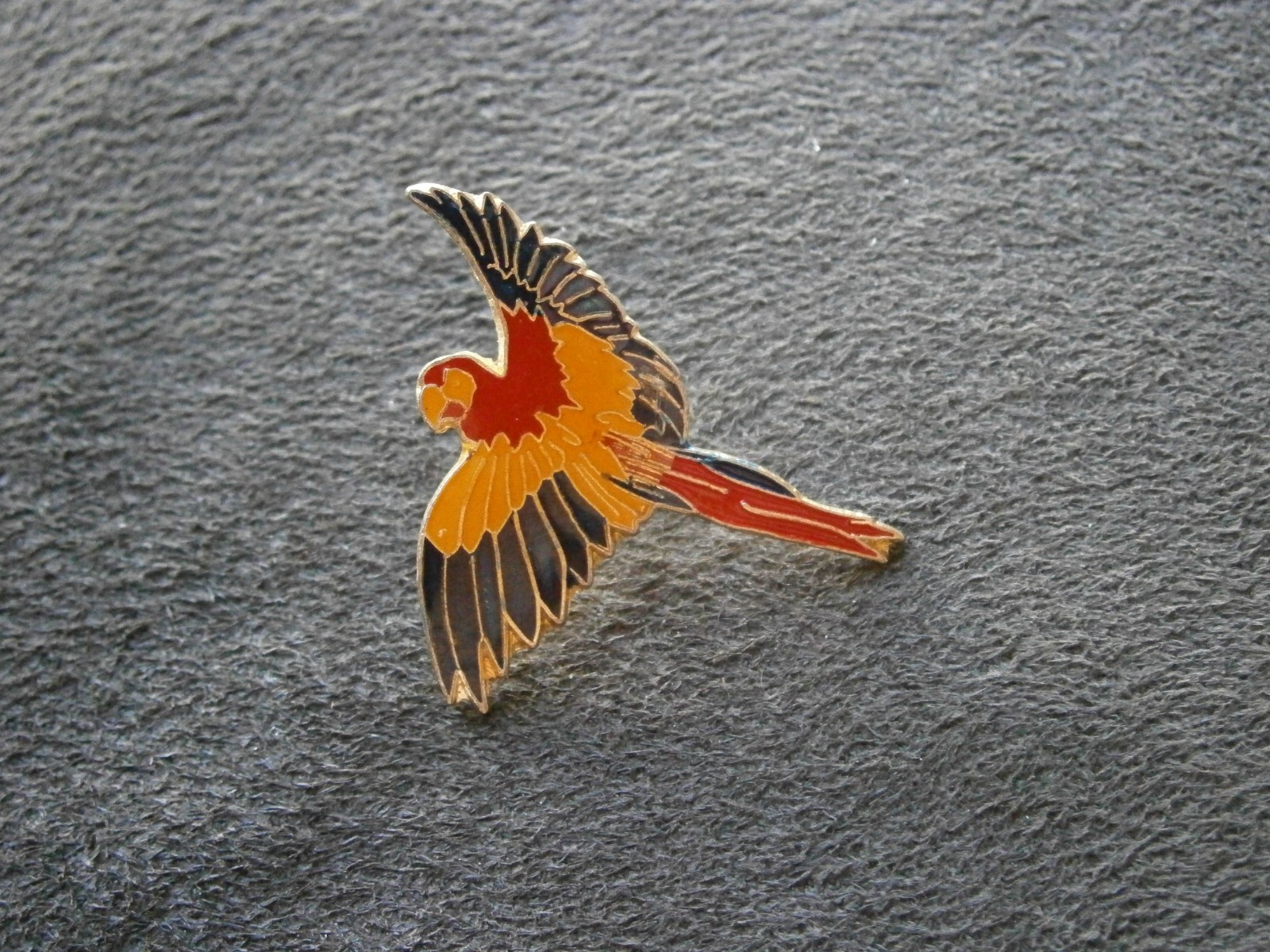 Macaw Parrot in Flight Vintage Enamel Lapel Pin Hat Badge 3.2g