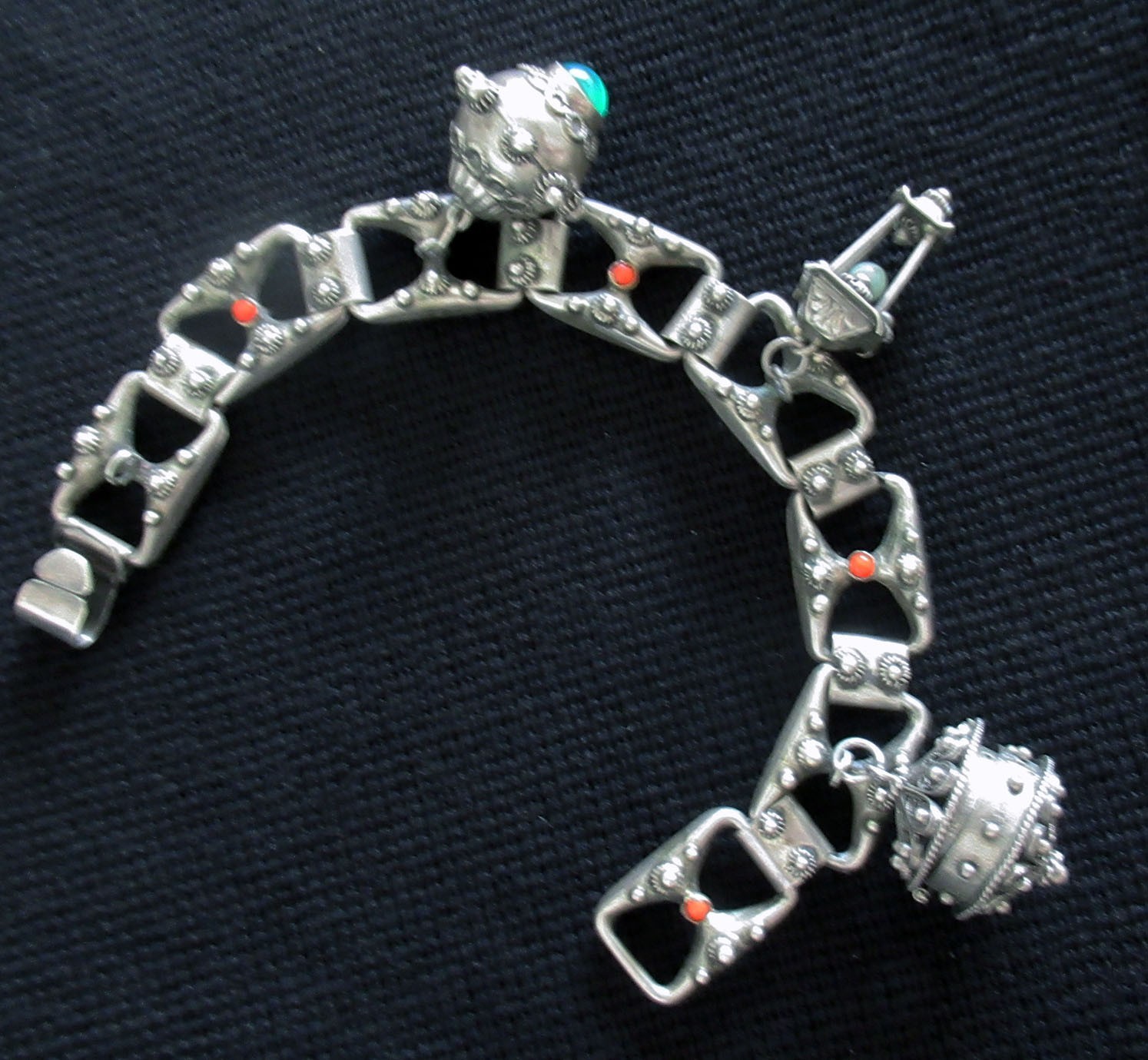 VINTAGE ITALY ETRUSCAN CANNETILLE FOB 800 STERLING & CORAL BRACELET, 43 GRAMS
