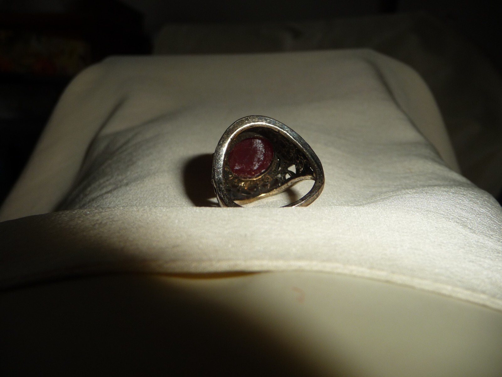 SILVER TONE FILIGREE BAND w RED CENTER STONE Sz 6 3/4 – 7 #19/11AB