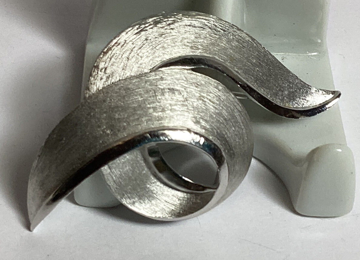 Signed CROWN TRIFARI Swirl Ribbon Silver Tone Metal Vintage Brooch Pretty