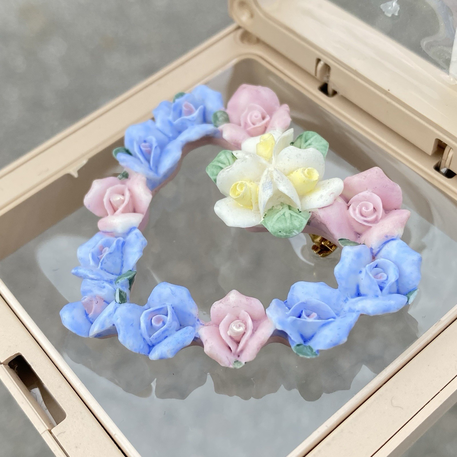 Vintage Avon HEARTS and ROSES Brooch Pin Porcelain Pastel Flowers 2″