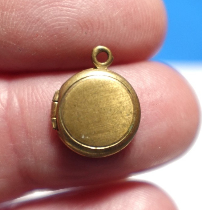 GOLD FILLED ANTIQUE ROUND MINI LOCKET 8 MM .9 GRAMS J-711