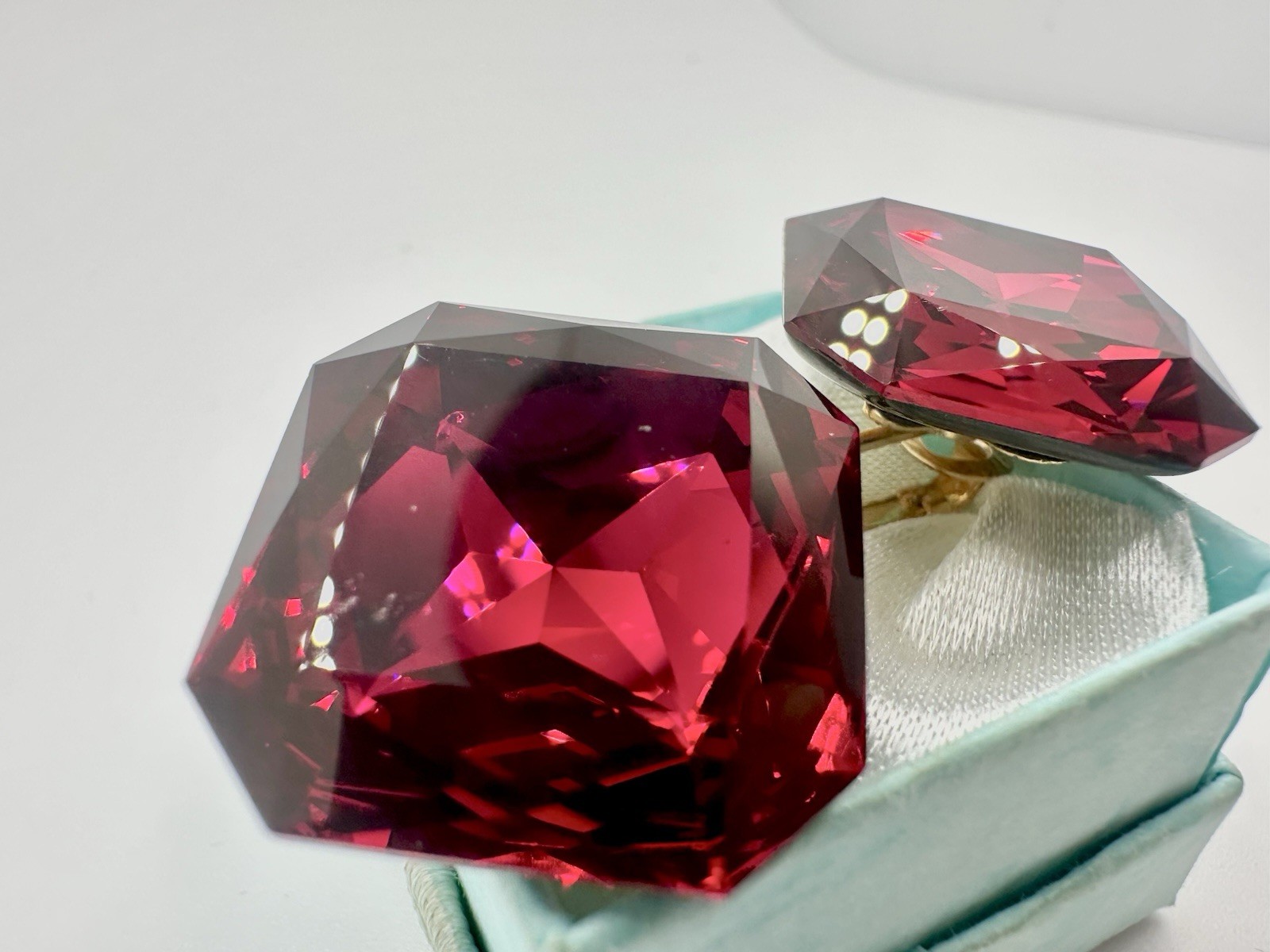 VTG Fuchsia Pink Red Crystal? Clip Earrings Gold Tone Runway Designer Rare Read