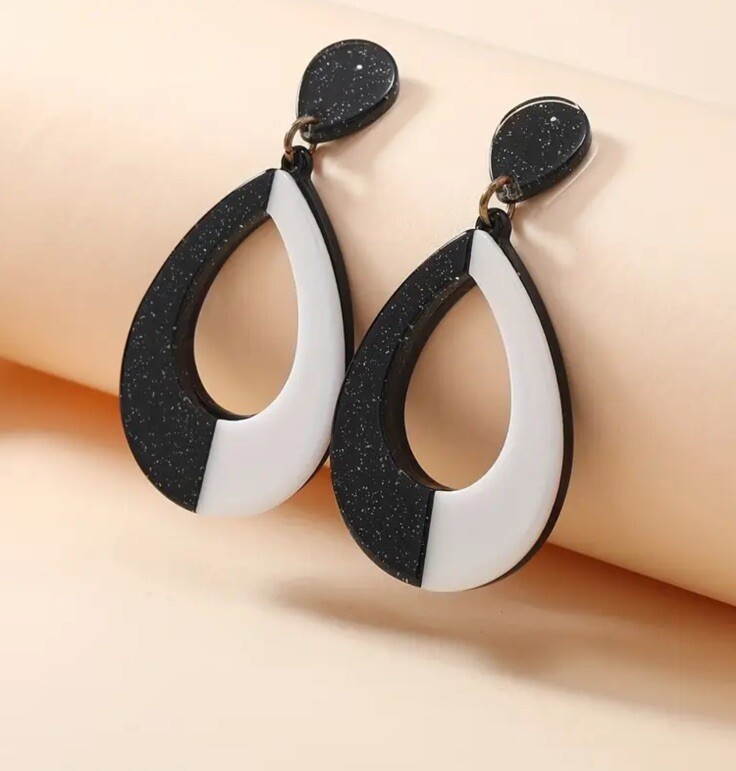 1960’s Mod Inspired Blk/Wht Tear Drop Earrings