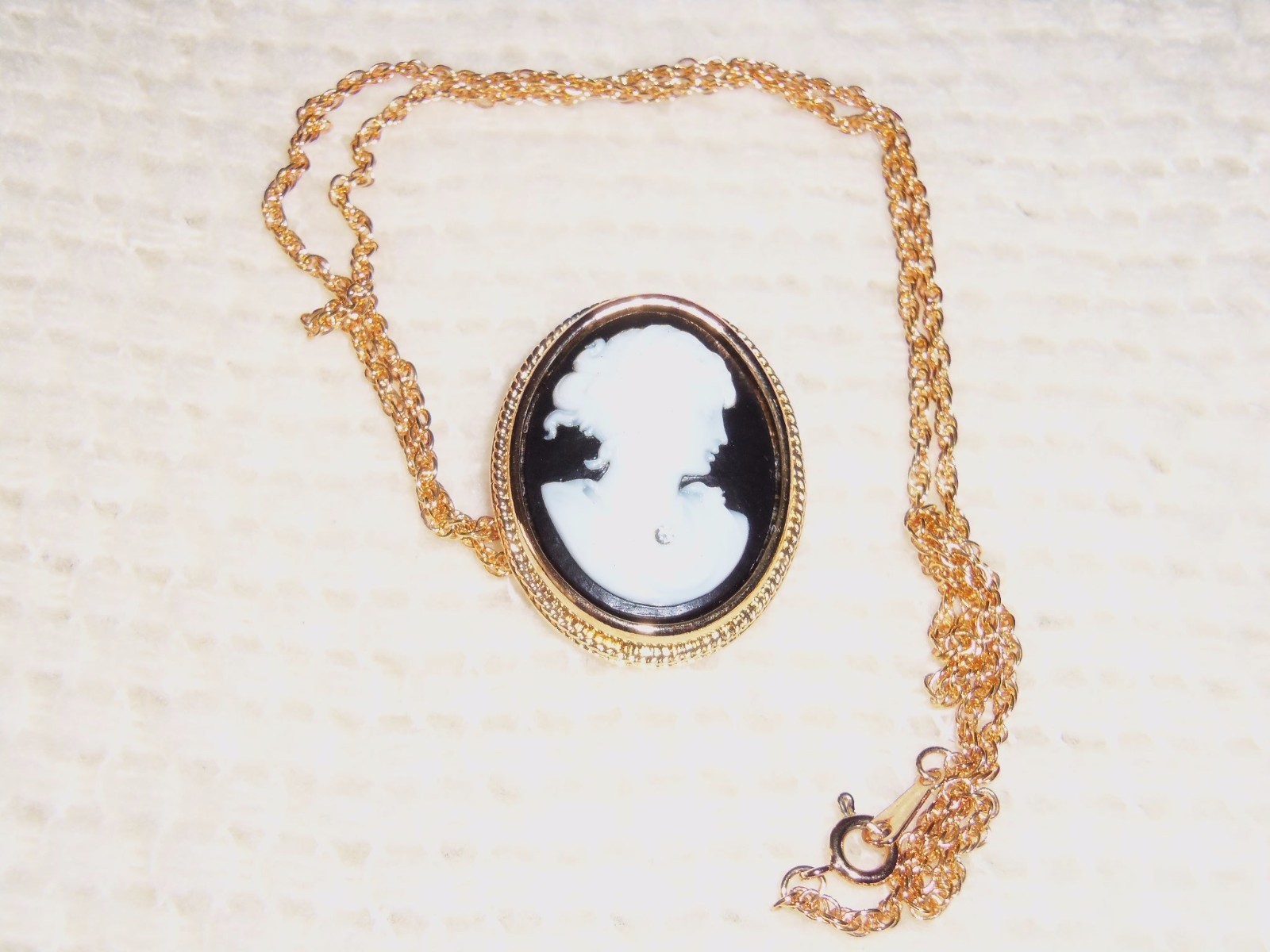 NEW Vintage 1984 AVON White in Black Cameo Pin / Pendant Chain Necklace 23.5”