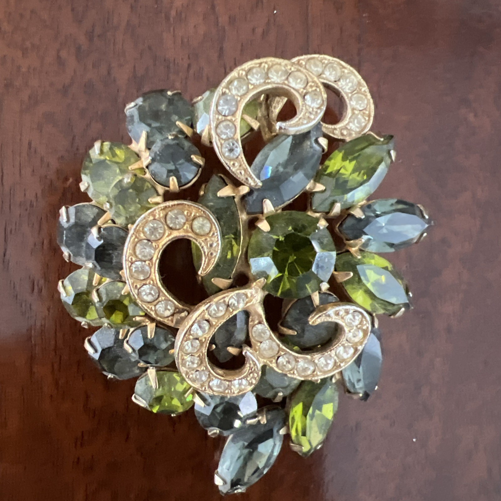 VINTAGE GREEN RHINESTONE FLOWER SWIRL BROOCH 2 1/2″ x 2″