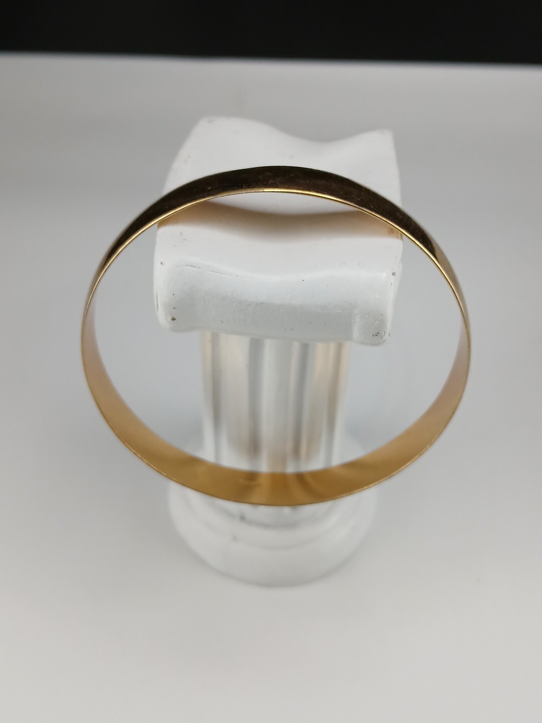 NAPIER 1980s polished gold tone 3/8 in wide size 7 3/4 in bangle bracelet