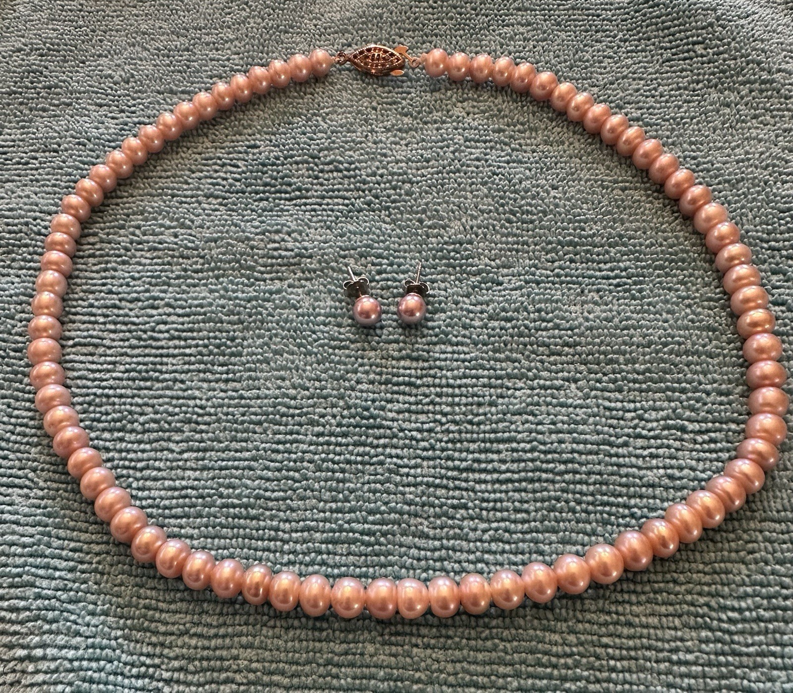 VTG 18” Cultured Pink Pearl Necklace W/Fish Hook Clasp & Matching Post Earrings