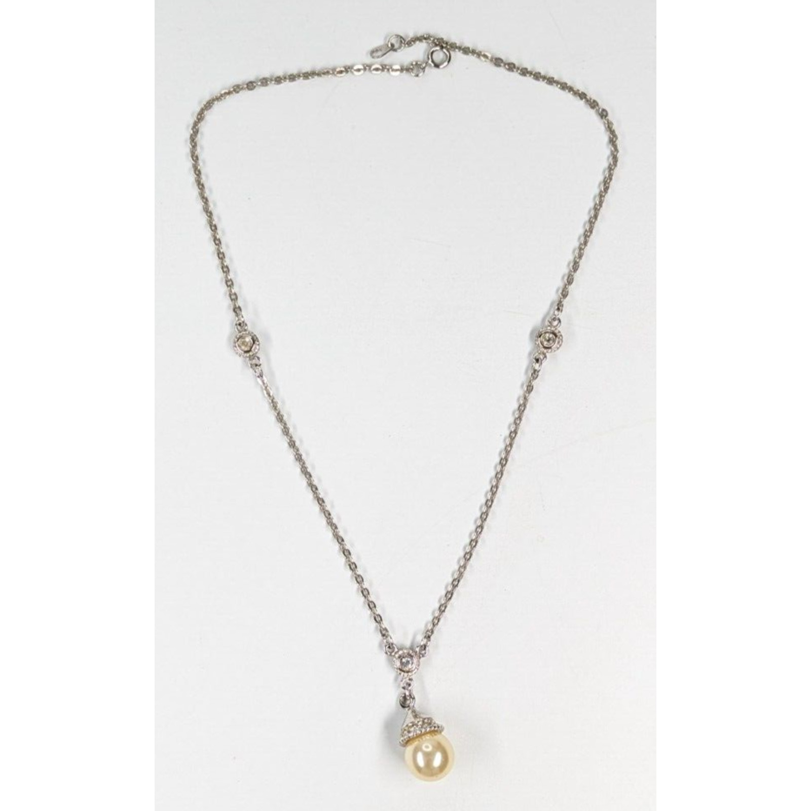 VTG White/Cream Faux Pearl Drop Pendant Silver Tone Station Chain Necklace 16″