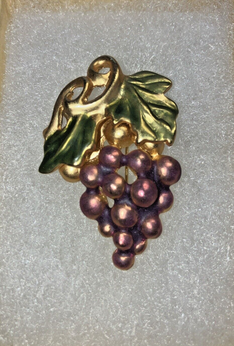 BEAUTIFUL VINTAGE GOLD TONE PURPLE GRAPES CLUSTER GREEN LEAVES BROOCH PIN