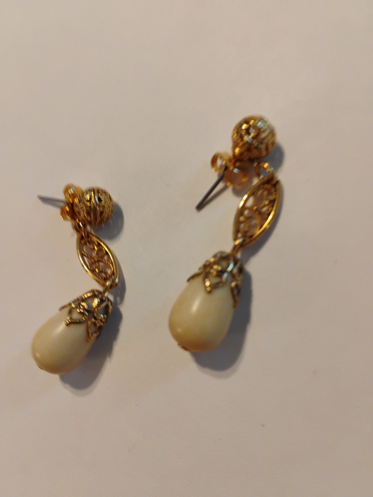 Avon Gold Tone & Ivory Filigree Preirced Drop Earrings 103G