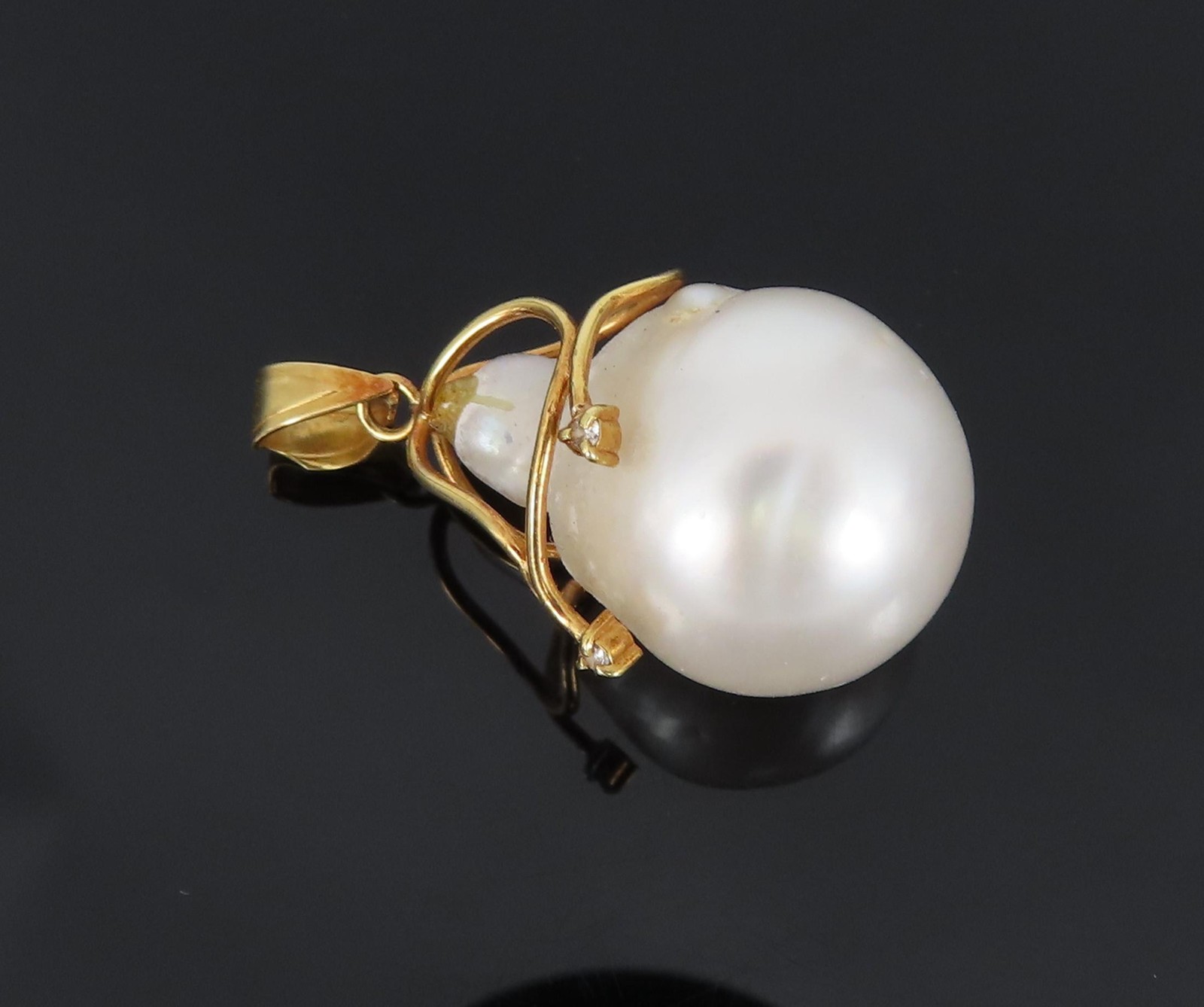 Vintage 14.3mm Tear Drop Pearl 0.02ct Diamond 18K Gold Handmade Pendant 5.3g