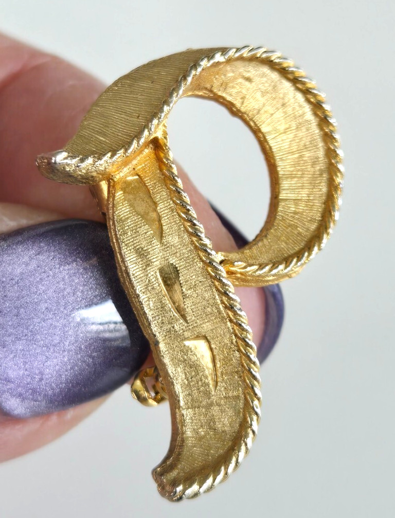 Vintage Initial Letter P Diamond Cut & Textured Gold Tone Pin 1-1/8″