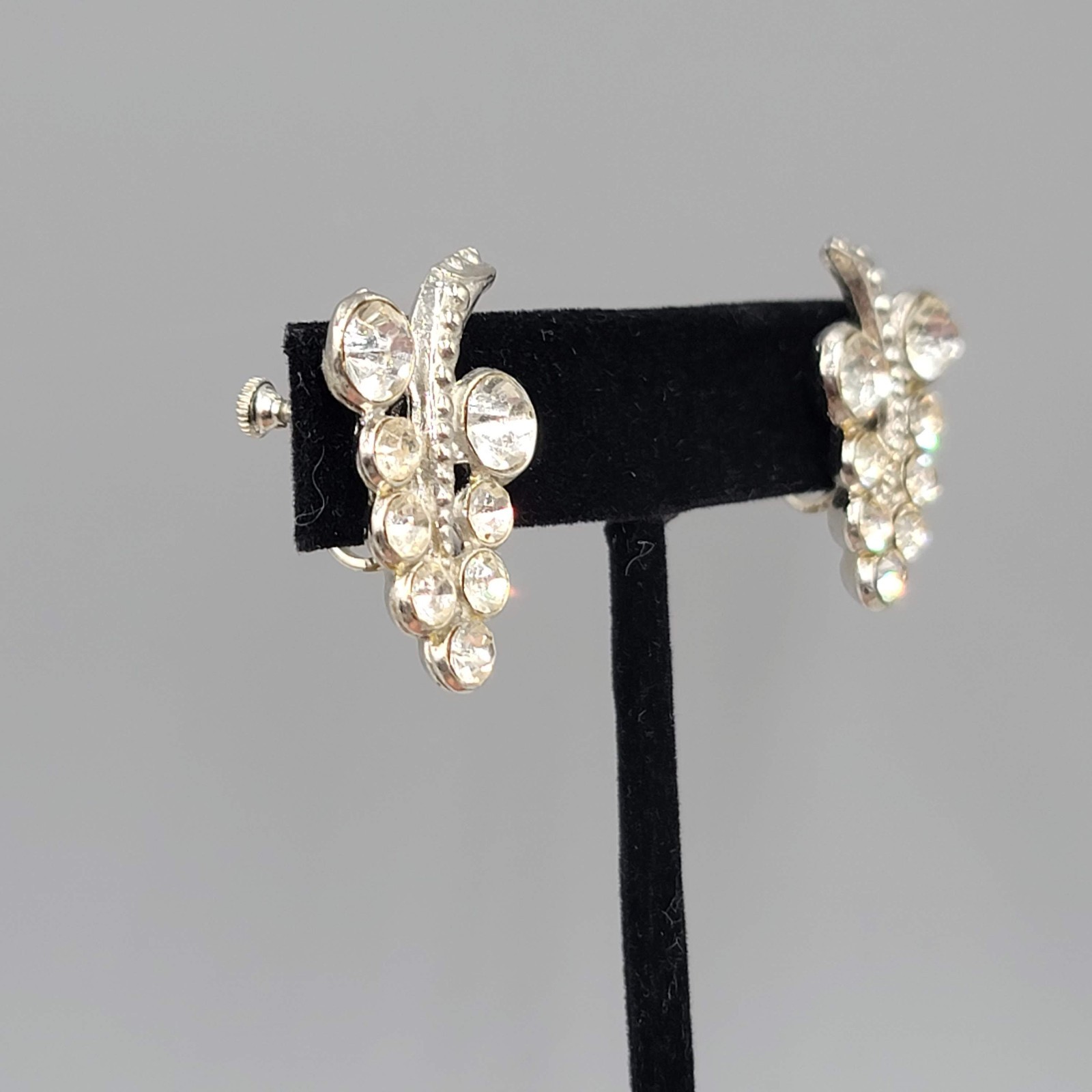 Vtg Bunch of Grapes Rhinestone Clip on Earrings Silver tone Screw Back 1 1/8″