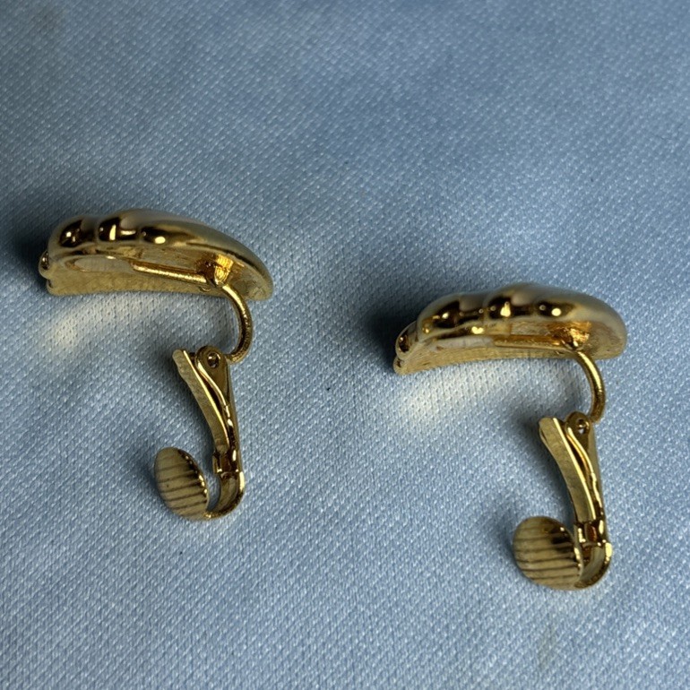 Vintage Avon Ivory And Gold Triangle Huggie Clip On Earrings